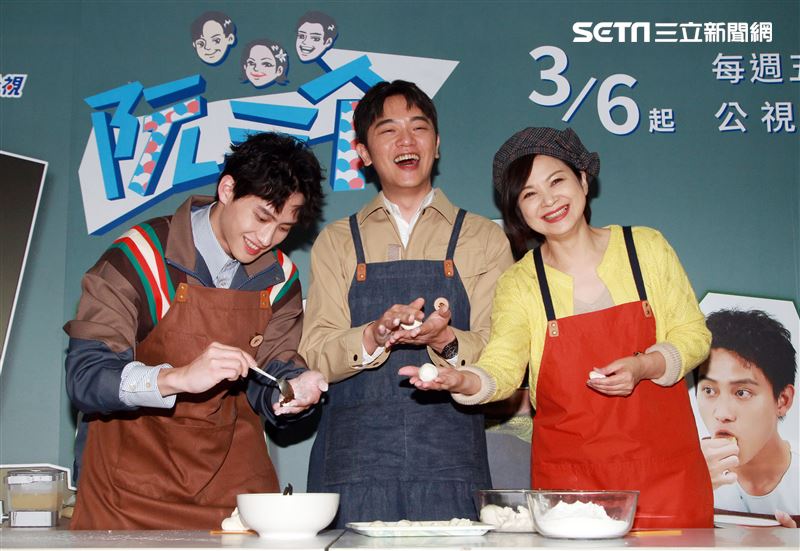 「阮三个」楊貴媚、范少勳、索艾克現場體驗客家鹹湯圓。（記者邱榮吉/攝影）