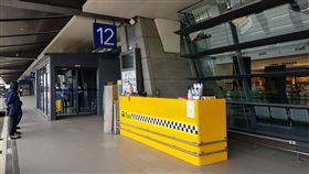 武漢肺炎（COVID-19、新冠肺炎）疫情延燒，桃園捷運公司今（3）傍晚表示為配合防疫，宣布自4日零時起，自等三級旅遊警示國家入境之民眾皆不得搭乘大眾運輸工具返家，包含機場捷運，應至機場航廈1樓改搭機廠防疫計程車，或由親友接送。（圖／翻攝自桃園捷運官網）