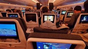 搭飛機前排椅背壓超低！他怒轟「自私中年男」…網卻戰翻（圖／翻攝自爆怨公社）