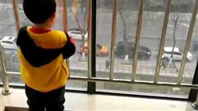 護理師,隔離,吶喊,背影,武漢肺炎(翻攝自 微博)