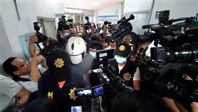 性侵假釋犯脫逃　高雄落網花蓮53歲性侵假釋犯歐力源（戴安全帽者）2日破壞電子腳鐐脫逃，3日中午現蹤高雄、屏東等地，警方下午循線在岡山、燕巢交界處成功逮人，由高雄市刑警大隊先押回初步偵訊。中央社記者陳朝福攝　109年3月3日