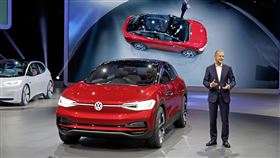 福斯電動休旅車ID.CROZZ福斯執行長迪斯（Herbert Diess）在2017年法蘭克福車展（IAA）上推出的電動休旅車ID.CROZZ，未來預計在美國生產。（照片：福斯提供）中央社記者林育立柏林傳真 108年1月15日