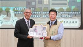 旅外台南鄉親響應綠能　捐贈市府電動腳踏車旅外台南鄉親響應綠能低碳城市目標，捐贈10台電動腳踏車給台南市政府為巡園工具，3日由紙風車劇團團長任建誠（左）代為捐贈給市長黃偉哲（右）。（台南市政府提供）中央社記者楊思瑞台南傳真  109年3月3日