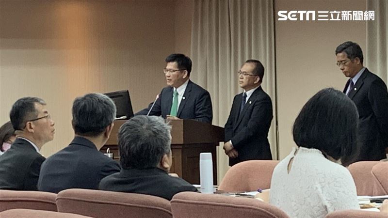台鐵、高鐵拒載發燒客？　交部正研擬