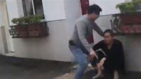 強盜犯見警破門嚇逃竄　警開槍嚇阻赫見強大軍火庫。（圖／翻攝畫面）