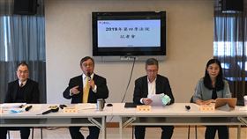 因應疫情升溫　永豐金暫緩西進積極布局新南向因應肺炎疫情升溫，永豐金總經理朱士廷（左2）3日表示，大陸布局已相當完整，目前以提升營運績效為主，今年將積極布局新南向。中央社記者劉姵呈攝　109年3月3日