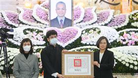 追思許虞哲  總統頒褒揚令已故前財政部長、期貨交易所董事長許虞哲追思祝福奠禮，4日在台北市立第一殯儀館景行廳舉行，總統蔡英文（右）親自出席致意並頒發褒揚令。中央社記者謝佳璋攝  109年3月4日
