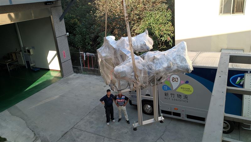 感動！口罩機開箱曝光　護具大廠拚了