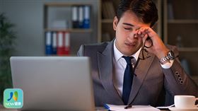 名家專用／NOW健康／一名工程師原本有800度的近視，加上長期加班到半夜，且須每天盯著電腦工作，發現視力變得模糊，看醫生後確診為白內障。(勿用)