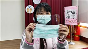 苗縣教養院為口罩加裝投影片　替院生擴大防護武漢肺炎疫情持續延燒，部分心智障礙者未必能確實戴好口罩自我防護，苗栗縣新苗教養院教保員別出心裁，在口罩上加裝透明投影片，協助院生加強防護範圍。（苗栗縣政府提供）中央社記者管瑞平傳真　109年3月3日