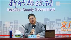 違規私掛指示牌　新竹縣府4月起強拆為維護用路人行車安全，新竹縣長楊文科3日表示，4月1日起將辦理鄉縣道大型標誌調整及維護作業，若縣府管轄道路標誌桿上發現有違規私掛指示牌，將逐一拆除、沒入。中央社記者郭宣(文三)攝　109年3月3日