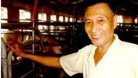 避禍台東改變牽豬哥傳統　劉治國過世享壽80歲政治大學外文系畢業的劉治國50年前因翻譯一篇蔣經國報導，遭到警總盯上逃到台東，之後自學成為獸醫師，並改變台東傳統「牽豬哥」配種。他日前病逝，享壽80歲。圖為民國93年劉治國在養豬場。（黃學堂提供）中央社記者盧太城台東傳真　109年3月3日