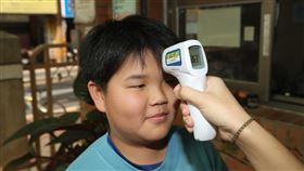 校園拚防疫　北市福德國小為開學做準備（2）台灣各中、小學25日即將迎接開學日，台北市福德國小配合防疫，近期進入校園人士都要先用額溫槍量測體溫，因體溫量測卡還沒發放，開學當天將在校門口準備紅外線熱像測溫儀，為學生監控體溫狀況。中央社記者張新偉攝　109年2月21日