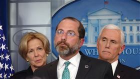 美衛生部長憂武漢肺炎社區傳染美國衛生部長艾薩（中）美東時間2日表示，美國武漢肺炎確診病例中有26例是社區內人與人傳播，顯示有社區傳播情況。中央社記者江今葉華盛頓攝  109年3月3日