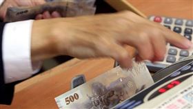 針對納稅人、企業負責人受武漢肺炎疫情影響，財政部正研擬延期繳稅方案，包含4月使用牌照稅、5月房屋稅、綜所稅、營所稅在內，受衝擊者平均可延期一個月繳納。（中央社檔案照片）