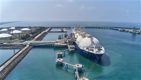 中油首艘碳中和天然氣船抵台  碳排相抵24萬公噸中油首艘碳中和天然氣船抵台，中油說，中油首度與殼牌公司針對進口液化天然氣試行碳中和。這批天然氣產生二氧化碳當量約24萬公噸，透過碳中和機制，產生的總二氧化碳量將與減量額度相互抵銷，減量額度相當於610座大安森林公園一年吸碳量。 （中油提供）中央社記者蔡芃敏傳真　109年3月4日