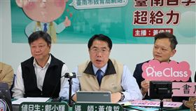 防疫停課不停學  台南規劃線上自主學習台南市長黃偉哲（中）4日親自上陣擔任直播主，和台南市的南一、康軒、翰林3大出版社合作，分享線上自主學習，為武漢肺炎疫情一旦擴大造成全面停課作準備。中央社記者張榮祥台南攝  109年3月4日