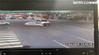 救護車趕接生鳴笛狂奔　慘遭轎車擊落