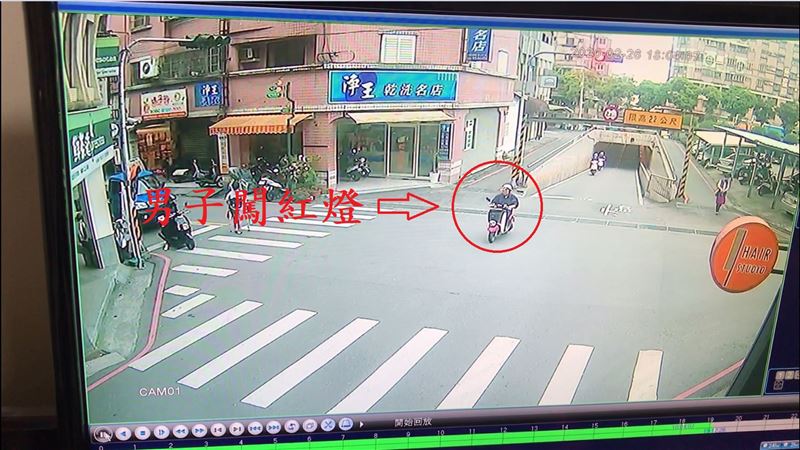 翁闖紅燈罵「臭警察仔」　遭上銬送辦