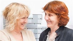 愛爾蘭建築師法瑞爾（左）和麥納瑪拉3日獲頒建築界最崇高的普利茲克建築獎。（圖取自facebook.com/PritzkerArchitecturePrize）
