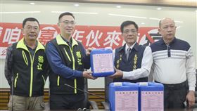 協助太保市防疫  稻江學院提供消毒液稻江科技暨管理學院4日贈送次氯酸水消毒液給太保市民，太保市長黃榮利（右2）代表接受。中央社記者蔡智明攝  109年3月4日