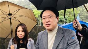 林右昌視察市定古蹟修復再利用工程基隆市長林右昌（右）4日上午在基隆市文化局長陳靜萍（左）等人陪同下，視察市定古蹟基隆要塞司令部校官眷舍及官邸修復再利用工程。中央社記者王朝鈺攝  109年3月4日