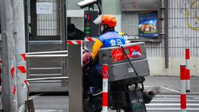 疫情迎來大量訂單  中國電商啟用共享員工中國生鮮電商「盒馬先生」在武漢肺炎疫情下，訂單量大增，近期採用共享員工模式，從其他企業調配大量人力。圖為盒馬的配送員。中央社記者沈朋達上海攝  109年3月4日