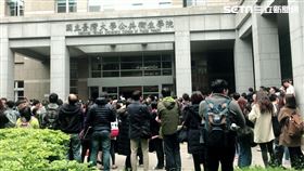 台大醫院公衛大樓火警現場。（圖／翻攝畫面）