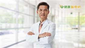 李世明醫師表示，試管嬰兒屬於體外受精，從打針、取卵、受精卵結合、胚胎養成到植入，過程都需要靠專業的醫療團隊執行，提高成功率。