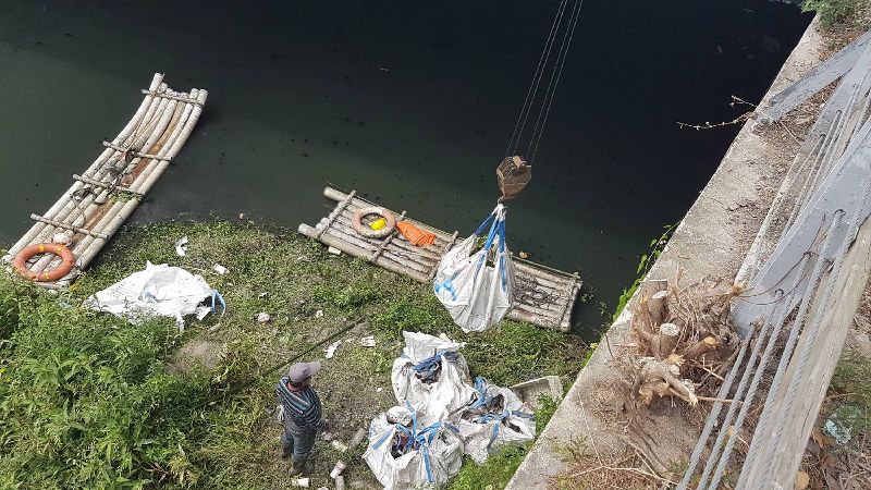 高市前鎮河魚群暴斃　疑油污與溫差大