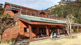 天池山莊5/1起大整修　暫停床位申請林務局南投林區管理處將進行天池山莊及周邊設施整修工程，5月1日到8月10日暫停受理申請床位及大營位。（南投林管處提供）中央社記者蕭博陽南投縣傳真　109年3月4日