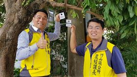 防荔枝椿象肆虐　竹山鎮公所啟動生物防治荔枝椿象「肆虐期」即將來臨，南投縣竹山鎮公所超前部署，即日起由里幹事、里長協助展開生物防治，透過釋放天敵平腹小蜂，盼降低荔枝椿象族群密度，竹山鎮長陳東睦（左）4日示範如何執行。（竹山鎮公所提供）中央社記者蕭博陽南投縣傳真　109年3月4日