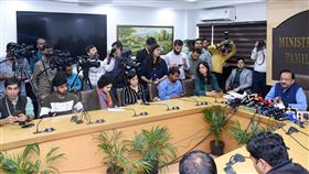 印度衛福部長開記者會說明印度武漢肺炎疫情印度衛生與福利部部長瓦達漢（中）4日出席內閣會議後召開記者會，向媒體說明印度武漢肺炎疫情及防疫進展。（印度衛生與福利部提供）中央社記者康世人新德里傳真  109年3月4日