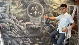 台中一中林敬峰繪壁畫　宣導減塑守護環境今年因武漢肺炎疫情意外延長全台學子寒假，台中一中學生林敬峰把握機會，在校內創作壁畫「無塑一中人」，盼藉此呼籲師生一起力行減塑，守護環境。中央社記者趙麗妍攝　109年3月4日