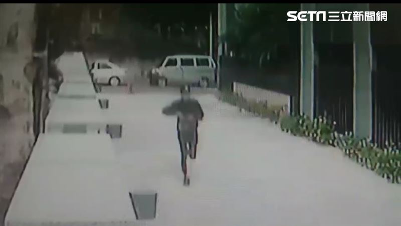 毆打蔡阿嘎夫婦！黑衣人逃跑畫面曝光