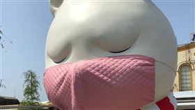 嘉義戴口罩防疫大白熊遭塗鴨  創作團隊修復嘉義火車站前的公共藝術品「沉睡森林大白熊」戴口罩防疫畫面，登上日本雅虎網站而爆紅，卻發現被塗鴨破壞，圖為創作團隊進行修復。中央社記者黃國芳攝  109年3月2日