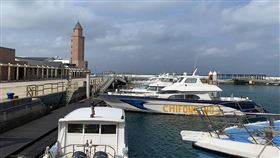 賴峰偉要求民營船舶比照北捷防疫（1）澎湖縣長賴峰偉4日在防疫會議指示，民營遊樂船、契約交通船應全面比照台北捷運公司防疫做法，額溫達攝氏37.5度、耳溫38度以上者拒載，並擬定離島鄉親發燒後送SOP流程。（澎湖縣政府提供）中央社  109年3月4日