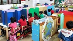 防疫新創意！幼師組隔板防飛沫　孩子脫口罩安心用餐（圖／二崙鄉立幼兒園提供）