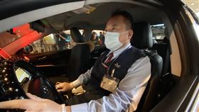 桃機防疫車隊上路交通部防疫車隊4日上路，機場公司提醒，利用防疫車隊的旅客，在入境後依照指標至第一、第二航廈入境大廳計程車及租賃車櫃檯，由現場人員確認目的地，影印居家檢疫單留存並引導乘車。中央社記者邱俊欽桃園機場攝　109年3月4日