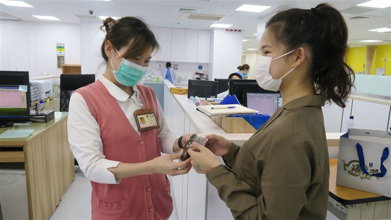 醫護沒時間吃飯　女大生送千顆鐵蛋