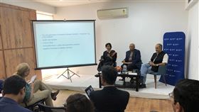 卡內基印度分會邀學者討論武漢肺炎對策卡內基國際和平基金會印度分會4日邀請多名學者就印度的武漢肺炎監測、預防和應對措施進行討論，學者專家呼籲印度政府應持續投資病毒抗疫相關研究。中央社記者康世人新德里攝  109年3月4日