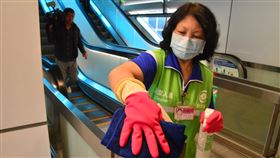 新北捷運環狀線車站環境消毒台北捷運公司29日在捷運環狀線新北產業園區站示範車站環境清潔作業，全面提升消毒頻率，站內民眾頻繁接觸電扶梯扶手等設備每4小時消毒一次。中央社記者黃旭昇新北攝　109年2月29日