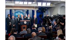 主責美國武漢肺炎防疫工作的副總統彭斯4日傍晚在白宮召開記者會時，感謝眾議院的撥款，讓政府得以有經費對抗疫情。（圖取自twitter.com/Mike_Pence）