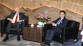 AIT主席莫健訪貿協  與黃志芳暢談台美貿易AIT理事主席莫健（左）4日拜訪貿協，並與貿協董事長黃志芳（右）就台美商務、貿易、投資交換意見。對於台美商務交流中心即將成立台美企業家數位交流平台及台美共同拓展第三地的計畫相當有興趣。（貿協提供）中央社記者吳柏緯傳真 109年3月4日
