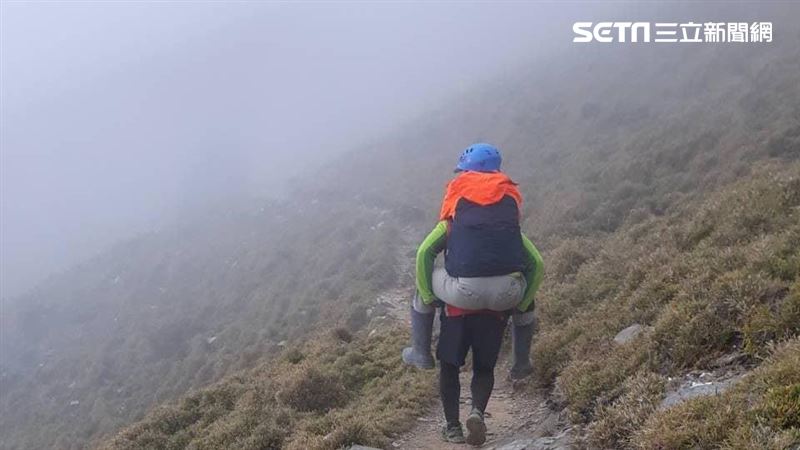 暖！這「背影」勝過嘉明湖美景！