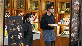 經濟部研議振興抵用券　照顧中小型餐飲業者武漢肺炎疫情嚴峻，也衝擊各行業發展，經濟部特別研議「振興抵用券」，擬採電子、實體兩種方式進行，推估全台約有35萬家業者適用，預計在疫情緩和後的半年到一年之間發放，照顧迫切需要的中小型餐飲業者。圖為甜點店員工端著試吃品，等待消費者光臨。中央社記者徐肇昌攝　109年3月4日