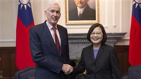 總統蔡英文16日上午在總統府接見美國在台協會主席莫健。（圖／總統府提供）