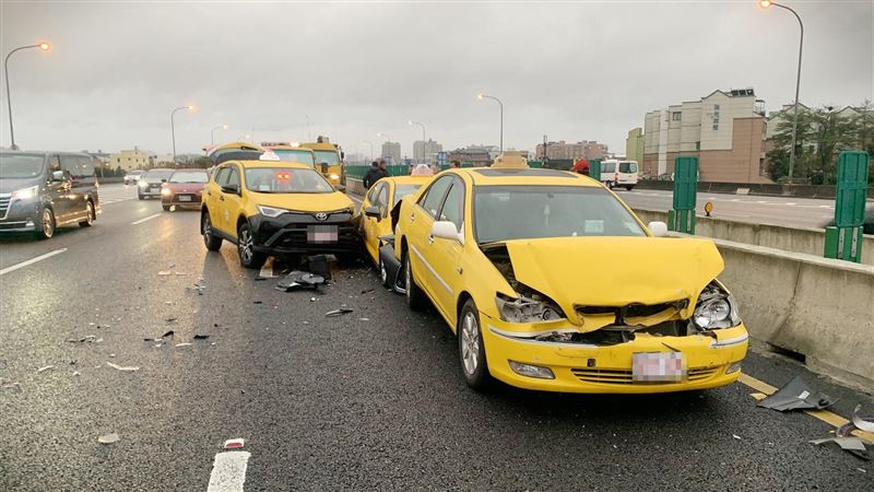 為閃小黑狗　3小黃撞成團國道辦車聚