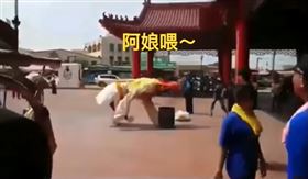 七爺頭被炸飛、神轎燒光　陣頭凸槌花絮　網：笑到黑菇啦（圖／翻攝自爆怨公社）