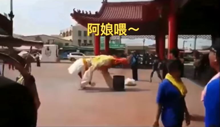 七爺炸飛神轎燒光　陣頭凸槌網友笑翻